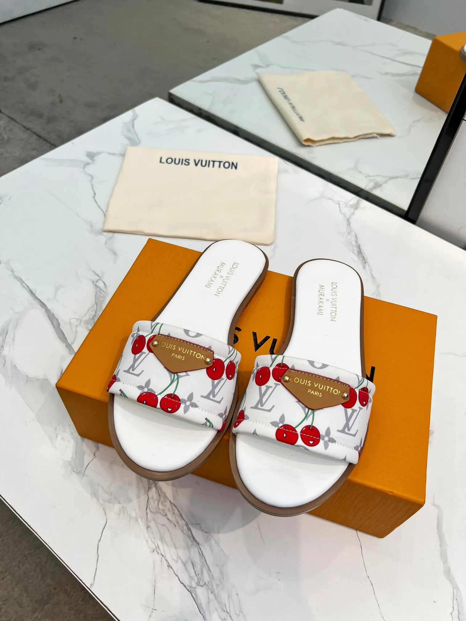 👟👟Ex-factory price 320👟👟 Genuine leather sole +40 Louis Vuitton, 1:1 advanced customization upper, fabric: customized LV special fabric, lining: sheepskin, original molding hardware, code number: 35-42, order with pictures, welcome to send pictures to place an order,